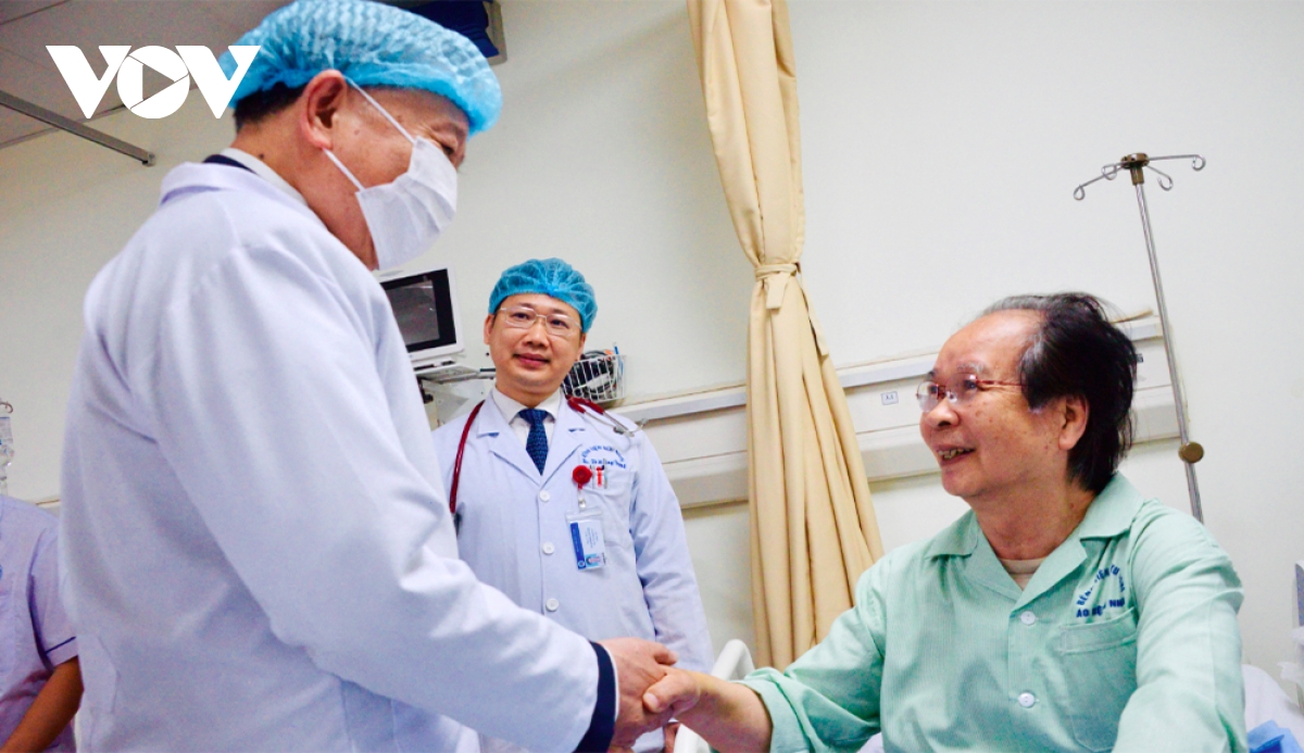 Party chief calls for universal health coverage on Vietnam Doctors’ Day